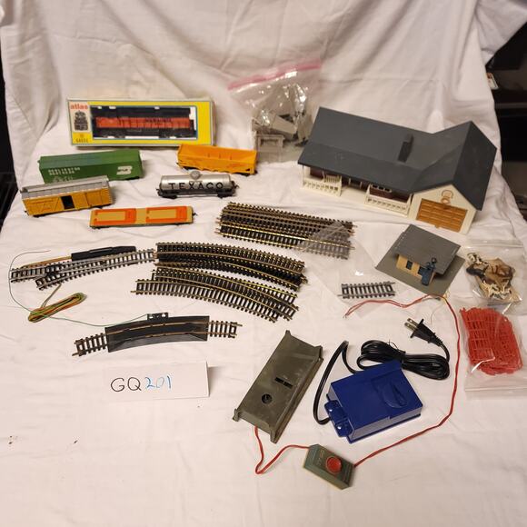 Vintage HO Scale Train Set Atlas Burlington Union Pacific Cars With Miniatures - Picture 1 of 16